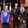 François Hollande et Céline Dumerc lors de la cérémonie de remise de la Légion d'honneur aux sportifs médaillés à Londres lors des Jeux olympiques, au palais de l'Elysée le 1er mars 2013 à Paris