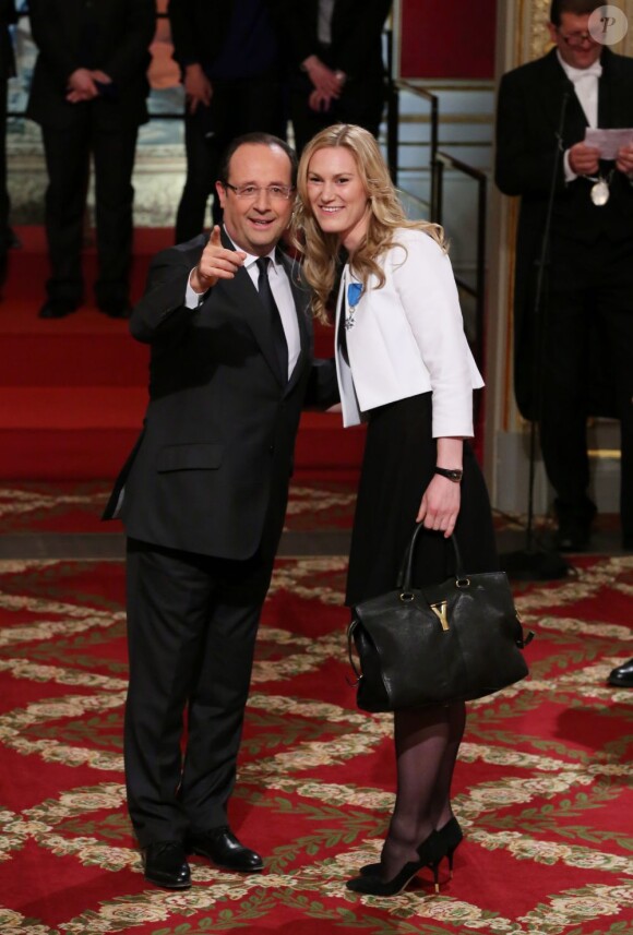 François Hollande et Marlène Harnois lors de la cérémonie de remise de la Légion d'honneur aux sportifs médaillés à Londres lors des Jeux olympiques, au palais de l'Elysée le 1er mars 2013 à Paris