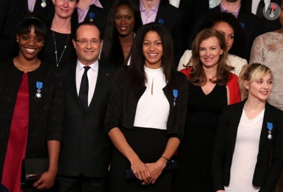 Valérie Trierweiler et François Hollande encadrent Emmeline Ndongue lors de la cérémonie de remise de la Légion d'honneur aux sportifs médaillés à Londres lors des Jeux olympiques, au palais de l'Elysée le 1er mars 2013 à Paris