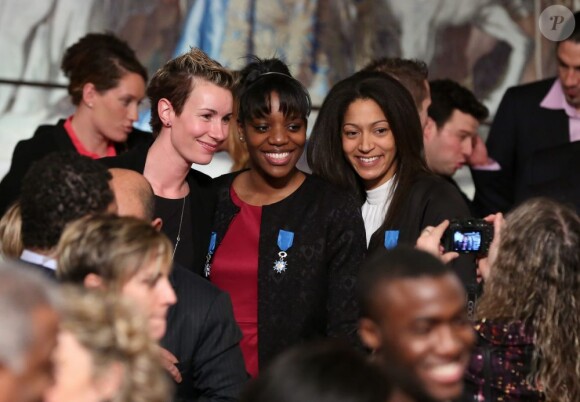 Les filles de l'équipe de France de basket lors de la cérémonie de remise de la Légion d'honneur aux sportifs médaillés à Londres lors des Jeux olympiques, au palais de l'Elysée le 1er mars 2013 à Paris