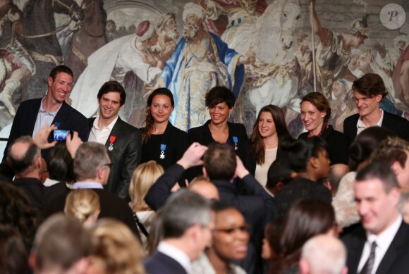 L'équipe de France de natation lors de la cérémonie de remise de la Légion d'honneur aux sportifs médaillés à Londres lors des Jeux olympiques, au palais de l'Elysée le 1er mars 2013 à Paris