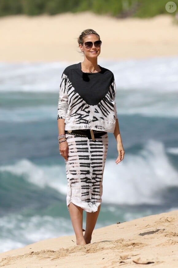 Heidi Klum sur la plage à Hawaï, orchestre une séance photo avec les candidates de l'émission Germany's Next Top Model. Hawaï, le 1er mars 2013.