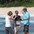 Heidi Klum sur la plage à Hawaï, orchestre une séance photo avec les candidates de l'émission Germany's Next Top Model. Hawaï, le 1er mars 2013.