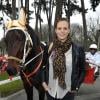 Laure Manaudou au milieu des chevaux à l'hippodrome de Paris-Vincennes le 2 mars 2013