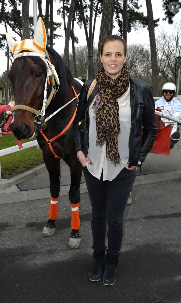 Laure Manaudou au milieu des chevaux à l'hippodrome de Paris-Vincennes le 2 mars 2013