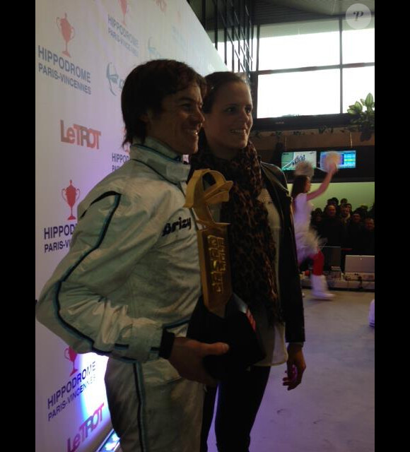 Laure Manaudou avec le vainqueur des trophées de la Casaq Ligue, Matthieu Abrivard, le 2 mars 2013 à l'hippodrome de Vincennes