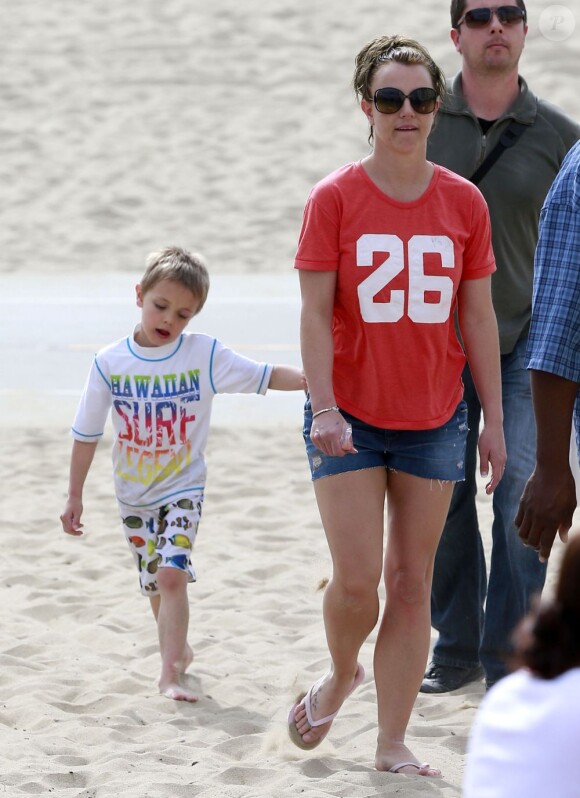 Britney Spears passe une journée à la plage avec ses fils, Sean et Jayden Federline, à Santa Barbara, le 2 mars 2013.