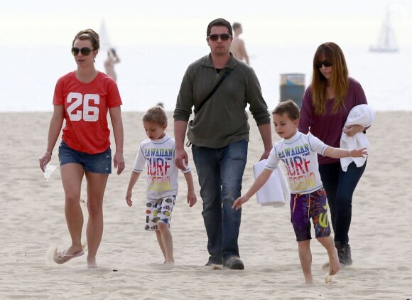 Britney Spears profite d'une belle journée ensoleillée avec ses fils, Sean et Jayden Federline, à la plage de Santa Barbara, le 2 mars 2013.
