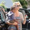 Charlize Theron et son fils Jackson dans les rues de Beverly Hills, le 2 mars 2013.
