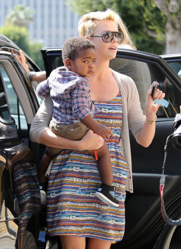 Charlize Theron et son fils Jackson dans les rues de Beverly Hills, le 2 mars 2013.