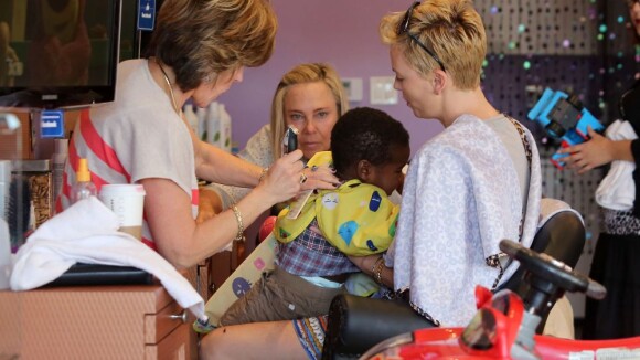 Charlize Theron, estivale: Virée chez le coiffeur pour son fils craquant Jackson