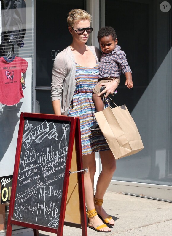 Charlize Theron emmène son fils chez le coiffeur à Beverly Hills, le 2 mars 2013.