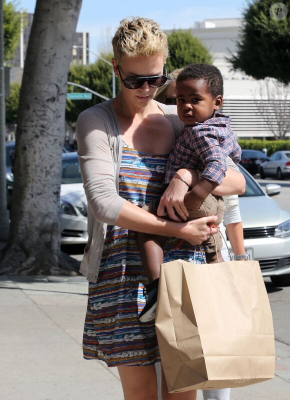 Charlize Theron emmène son fils chez le coiffeur à Beverly Hills, le 2 mars 2013.