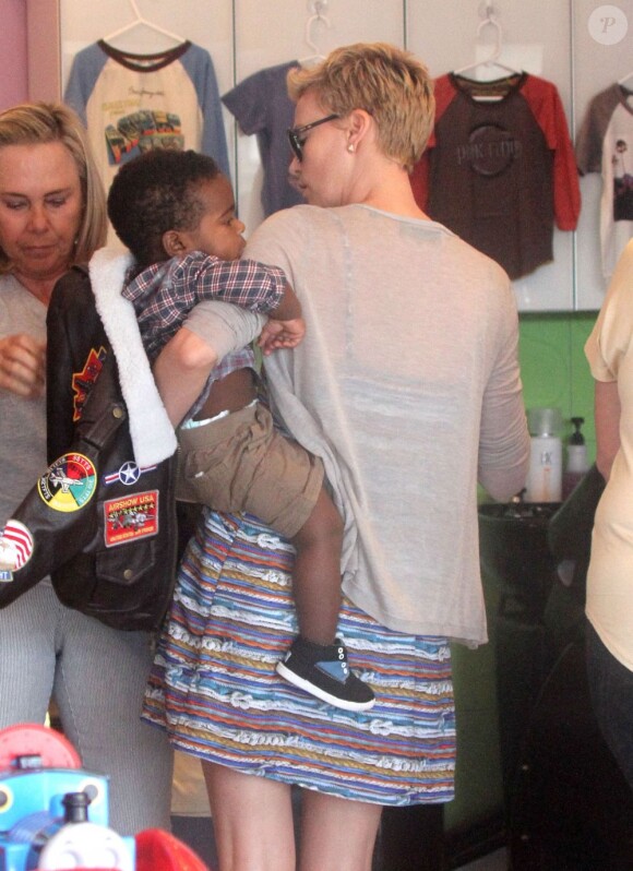 Charlize Theron emmène son fils chez le coiffeur à Beverly Hills, le 2 mars 2013.