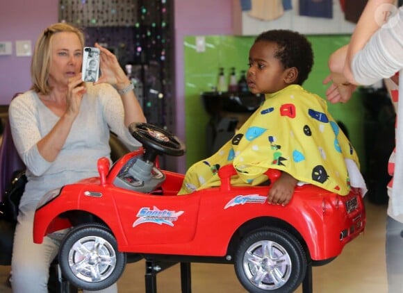 Jackson, le fils Charlize Theron, chez le coiffeur à Beverly Hills, le 2 mars 2013.