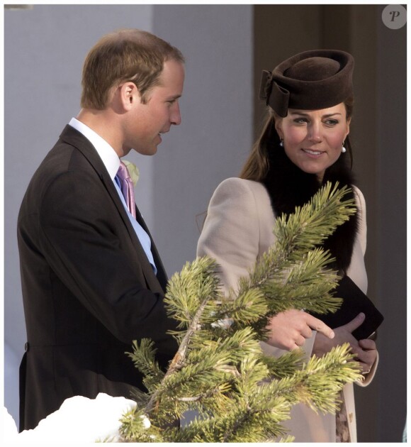 Le prince William et la duchesse de Cambridge Kate Middleton, enceinte, assistent au mariage de Laura Bechtolsheimer avec Mark Tomlinson à Arosa en Suisse, le 2 mars 2013.