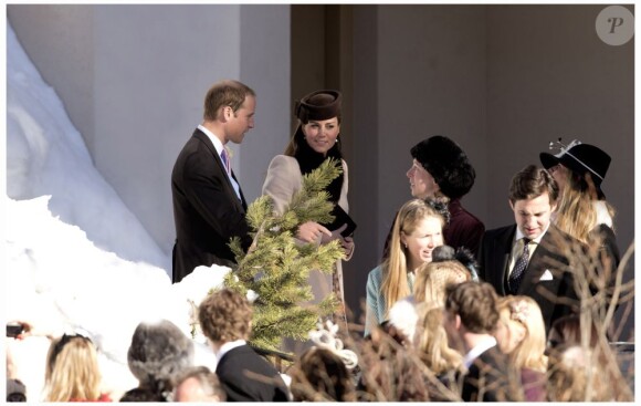 Le prince William et sa femme la duchesse de Cambridge Kate Middleton, enceinte, assistent au mariage de Laura Bechtolsheimer avec Mark Tomlinson à Arosa en Suisse, le 2 mars 2013.