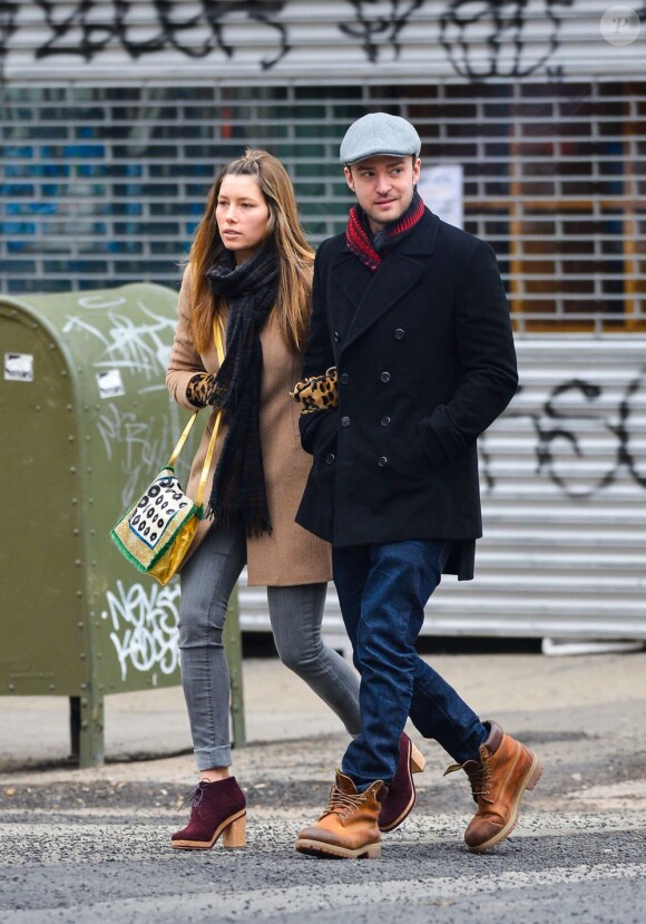 Les amoureux Justin Timberlake et Jessica Biel se promènent, main dans la main, dans les rues de New York, le 1er Mars 2013.