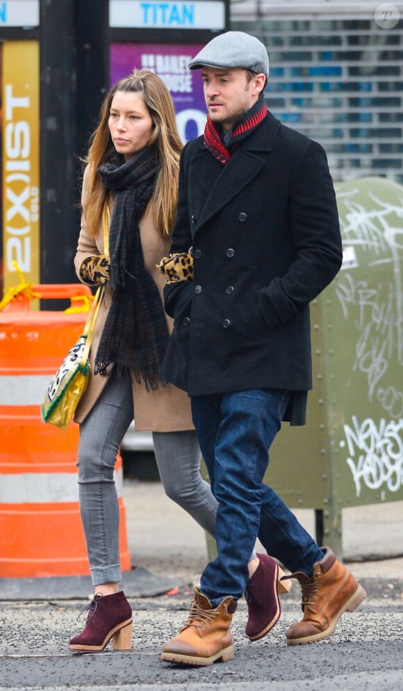 Les jeunes mariés Justin Timberlake et Jessica Biel se promènent, main dans la main, dans les rues de New York, le 1er Mars 2013.