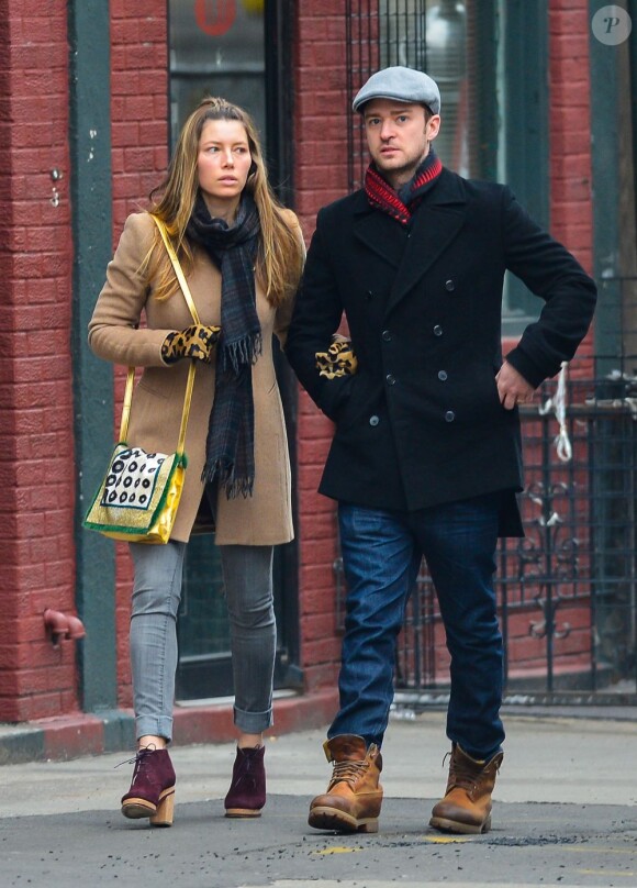 Le chanteur Justin Timberlake et Jessica Biel se promènent, main dans la main, dans les rues de New York, le 1er Mars 2013.