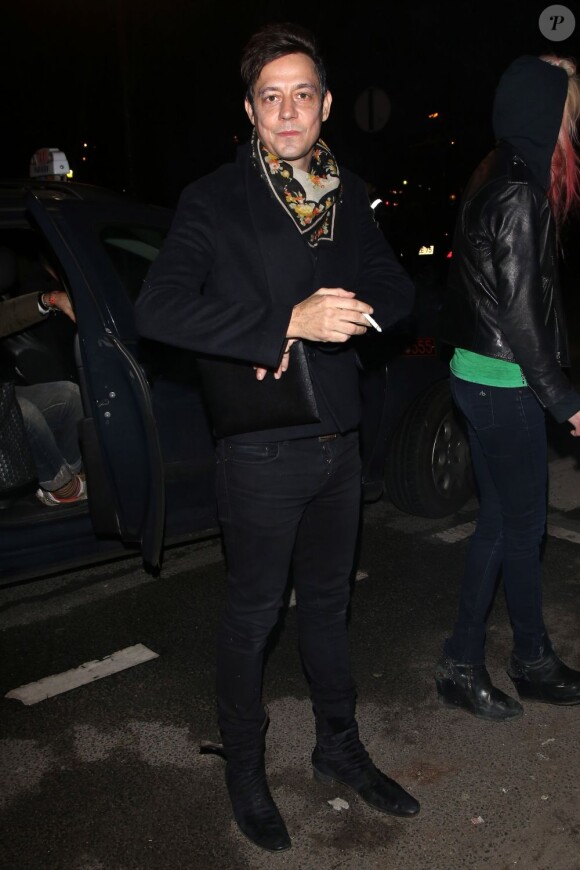 Jamie Hince arrive au défilé prêt-à-porter automne-hiver 2013-2014 d'Yves Saint Laurent. Le défilé s'est déroulé au Grand Palais à Paris, le 4 mars 2013.
