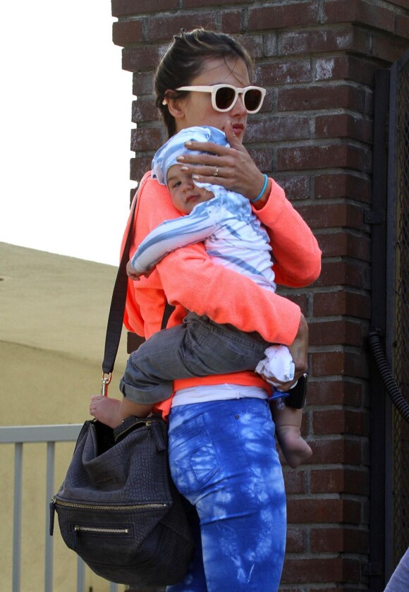 Alessandra Ambrosio, très stylée, son fils Noah et sa fille Anja à Los Angeles, le 4 mars 2013. La petite famille va rendre visite à des amis.