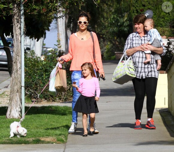 Alessandra Ambrosio, son fils Noah et sa fille Anja à Los Angeles, le 4 mars 2013. La petite tribu va rendre visite à des amis.