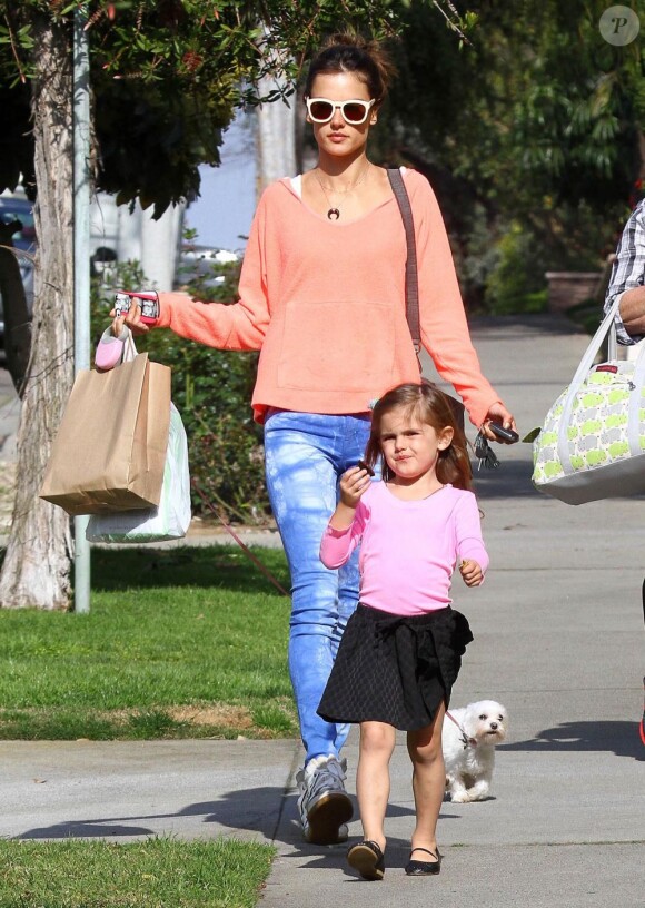 Le top Alessandra Ambrosio, son fils Noah et sa fille Anja à Los Angeles, le 4 mars 2013. La petite famille va rendre visite à des amis.