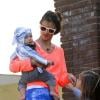 le mannequin brésilien Alessandra Ambrosio, son fils Noah et sa fille Anja à Los Angeles, le 4 mars 2013. La petite famille va rendre visite à des amis.