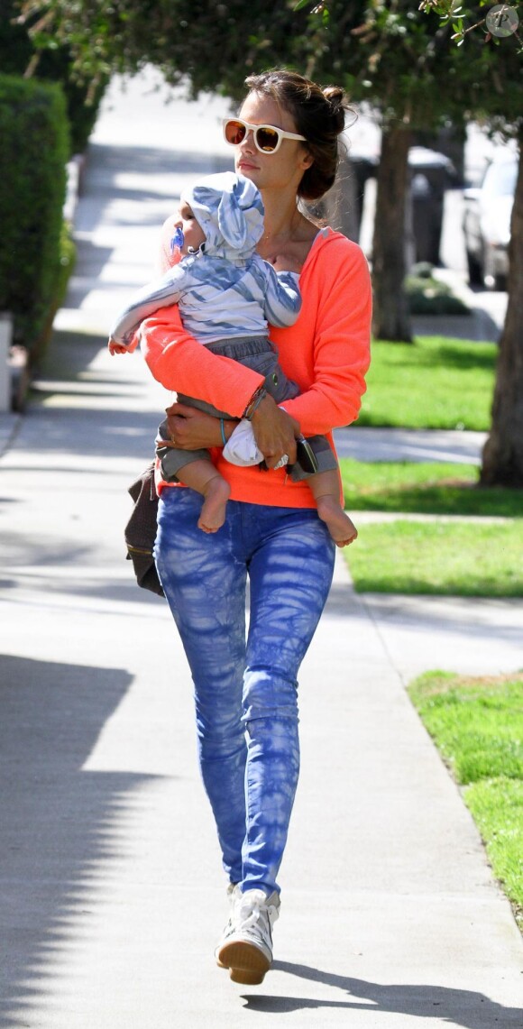 La belle Alessandra Ambrosio, son fils Noah et sa fille Anja à Los Angeles, le 4 mars 2013. La petite famille va rendre visite à des amis.
