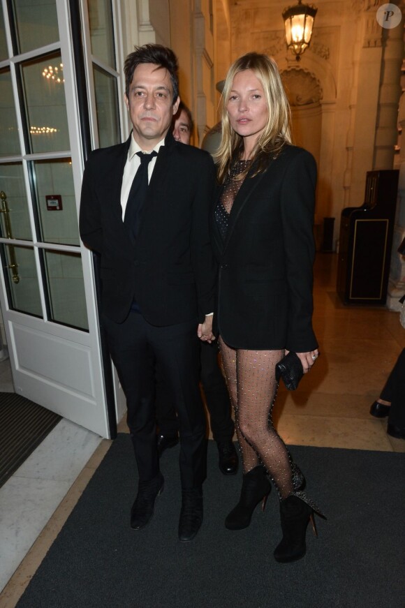 Jamie Hince et Kate Moss assistent à la soirée de lancement du deuxième numéro de CR Fashion Book, le magazine de Carine Roitfeld, à l'hôtel Shangri-La. Paris, le 5 mars 2013.