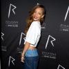 Rihanna, lookée et sexy, propose son défilé chez River Island à Oxford St à Londres