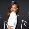 Rihanna, lookée et sexy, propose son défilé chez River Island à Oxford St à Londres