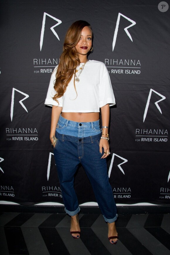 Rihanna, lookée et sexy, propose son défilé chez River Island à Oxford St à Londres