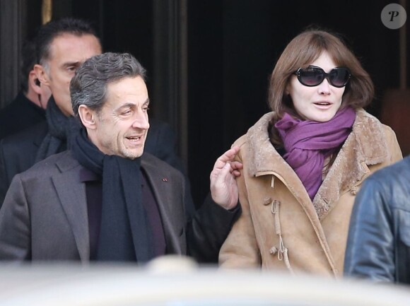 Nicolas Sarkozy et Carla Bruni-Sarkozy à la sortie du Royal Monceau à Paris, le 9 février 2013.