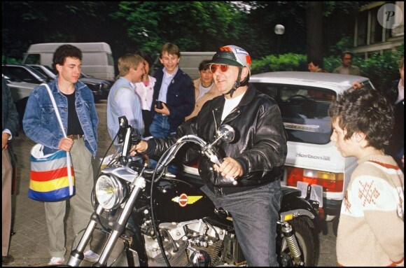 Coluche en moto à Paris le 30 juin 1985