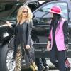 Fergie, enceinte, se balade avec une amie dans les rues de Beverly Hills, le 6 mars 2013.