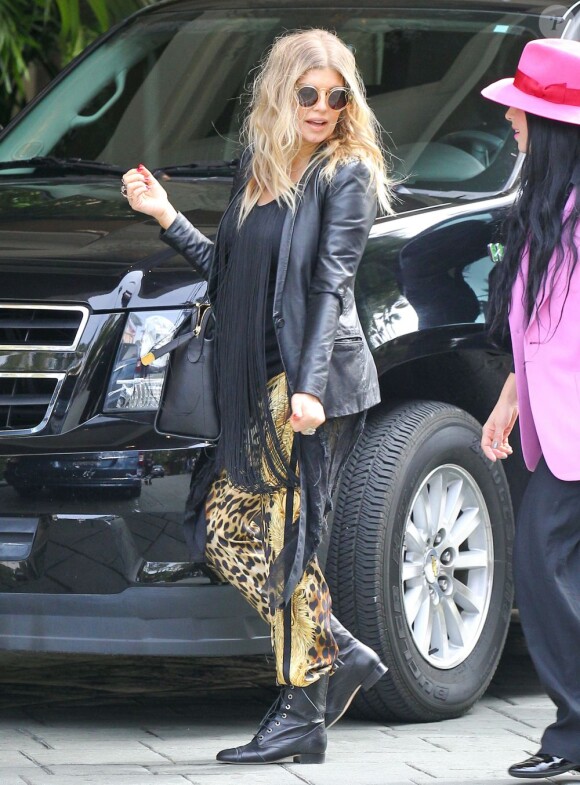 Fergie, enceinte, a fait une sortie avec une amie dans les rues de Beverly Hills, le 6 mars 2013.