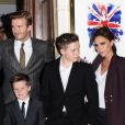 David Beckham, Victoria Beckham et leurs trois beaux garçons sur le tapis rouge de la comédie musicale  Viva Forever  à Londres, le 11 décembre 2012.