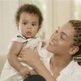 Blue Ivy Carter dans les bras de sa mère Beyoncé, extrait du documentaire Life is But a Dream.