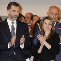 Letizia d'Espagne, resplendissante au bras du prince, fait son devoir de mémoire