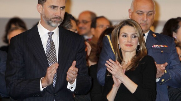 Letizia d'Espagne, resplendissante au bras du prince, fait son devoir de mémoire