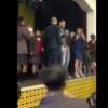 Will Smith fait une visite suprise dans une école de Brixton en Angleterre et chante Le Prince de Bel Air - mars 2013