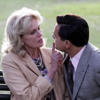 Leonardo DiCaprio timide ? 27 prises pour embrasser la déjantée Joanna Lumley !