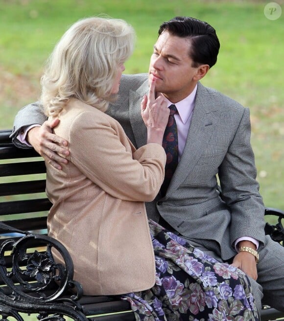 Leonardo DiCaprio doit embrasser Joanna Lumley sur le tournage de The Wolf of Wall Street à Brooklyn, New York City, le 20 novembre 2012.