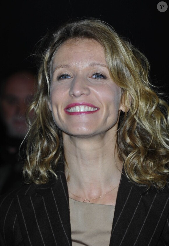 Alexandra Lamy radieuse lors de l'avant-première du film J'enrage de son absence au Cinéma Etoile Lilas à Paris le 23 octobre 2012.