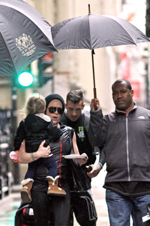 Pink en compagnie de sa fille Willow et de son mari Carey Hart dans les rues de Montréal, au Québec, le 12 mars 2013.