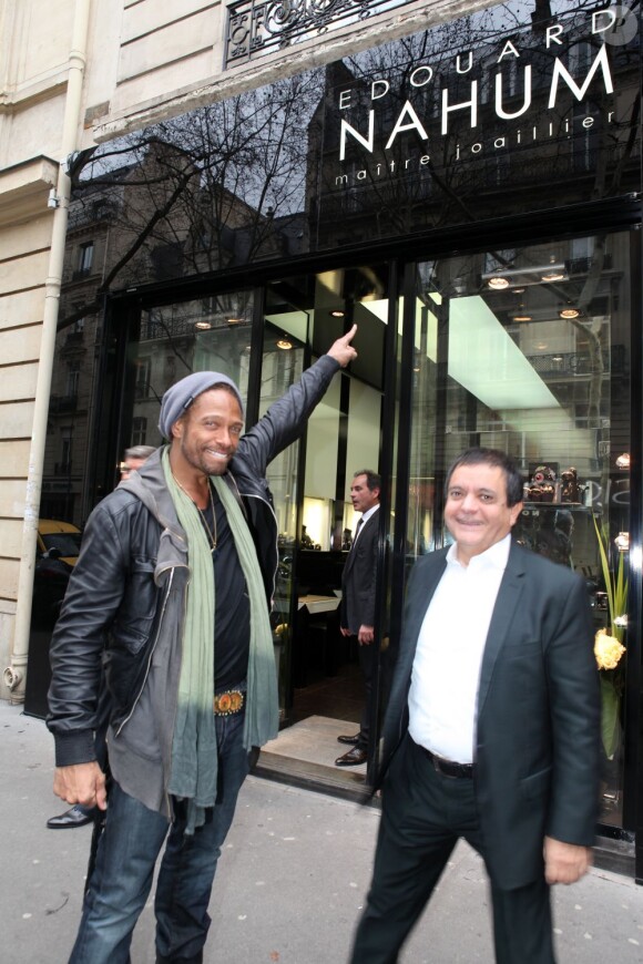 Gary Dourdan est de retour en Europe pour un programme chargé. Il serait venu à Paris pour enregistrer un album. Lors de son passage, l'acteur est passé chez le joaillier Edouard Nahum, a qui il a acheté une plaque GI en or rose avec des diamants noirs. Paris, le 7 mars 2013. Il prend ici la pose devant la boutique.