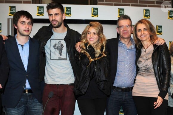 Montserrat Bernabeu et Joan Piqué avec leurs fils Marc et Gérard aux côtés de Shakira à Barcelone, le 14 mars 2013.