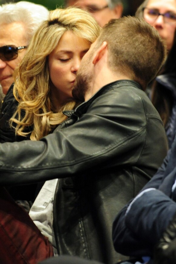 Shakira et Gerard Piqué au lancement du nouveau livre de Joan Piqué, le père de Gérard, à Barcelone, le 14 mars 2013.